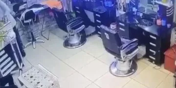 Deprem oluyor sandı, berberi birbirine kattı