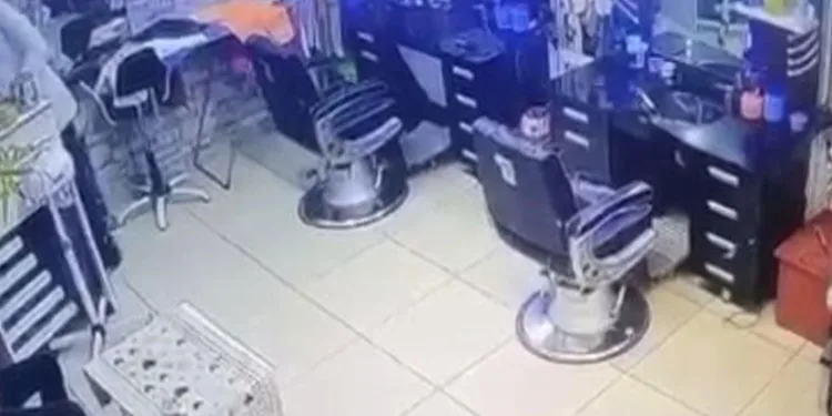 Deprem oluyor sandı, berberi birbirine kattı