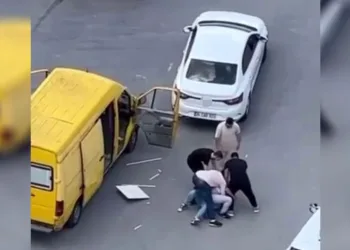 Trafikte yol verme kavgası kamerada
