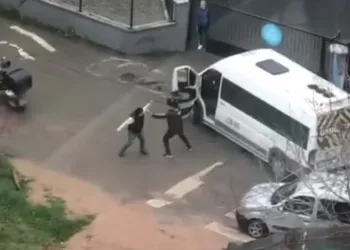 Tornavidalı ve kasklı kavga