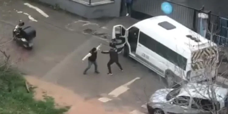 Tornavidalı ve kasklı kavga