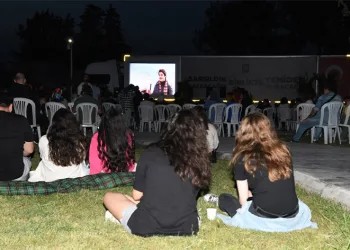 Osmaniye’de açık havada sinema keyfi