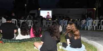 Osmaniye’de açık havada sinema keyfi
