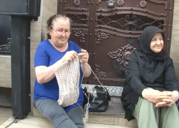 Heyecanlı veli okul önünde örgü ördü