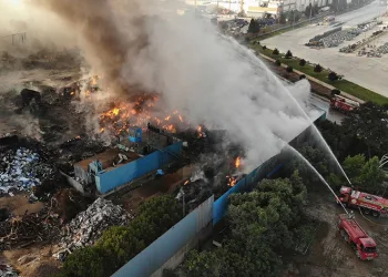 Fabrika yangını 19 saat sonra kontrol altına alındı