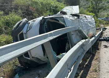 Bursa’da virajı alamayan kamyon yan yattı
