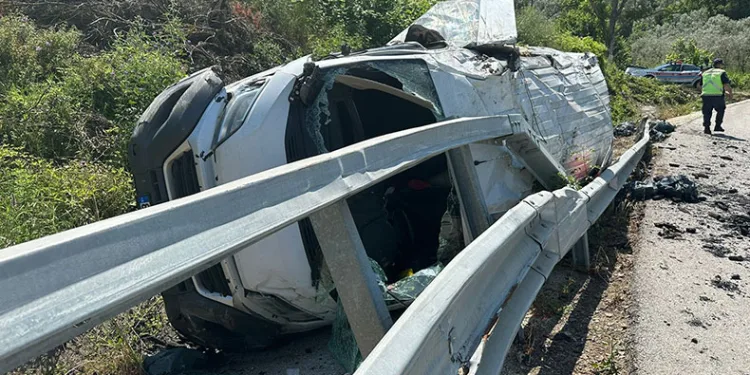 Bursa’da virajı alamayan kamyon yan yattı