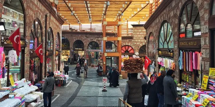 Tarihi Çarşı’da bayram hazırlığı