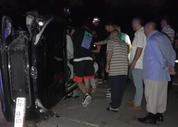 Bursa’da otomobil aydınlatma direğine çarptı
