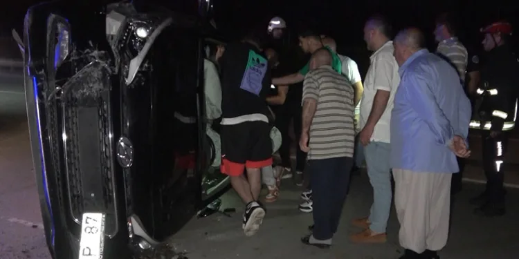 Bursa’da otomobil aydınlatma direğine çarptı