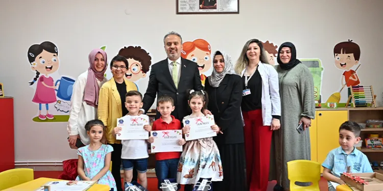 Ana Kucağı öğrencileri karnelerini aldı