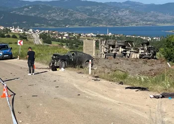 Otomobil ile kamyon kafa kafaya çarpıştı