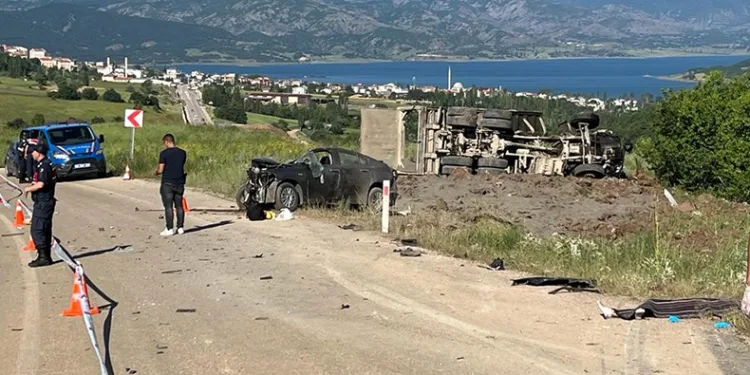 Otomobil ile kamyon kafa kafaya çarpıştı