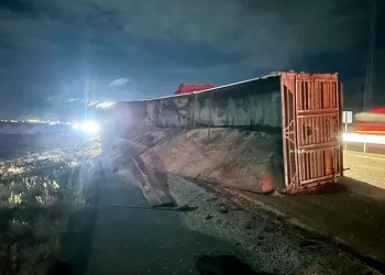 Kum yüklü tır karşı şeride geçti