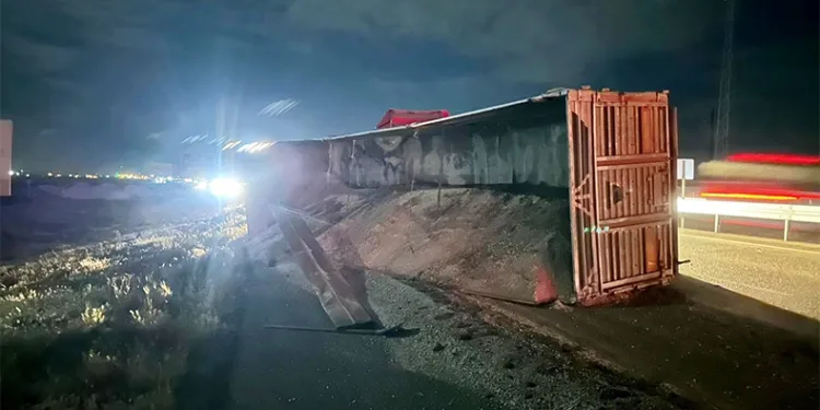 Kum yüklü tır karşı şeride geçti