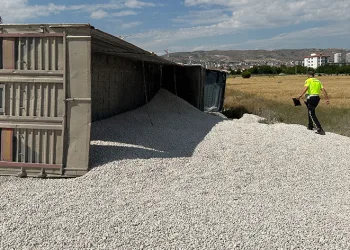 Elazığ’da mıcır yüklü tır devrildi