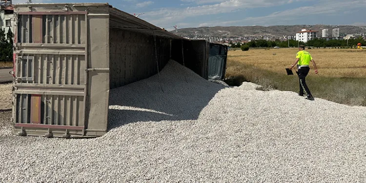 Elazığ’da mıcır yüklü tır devrildi