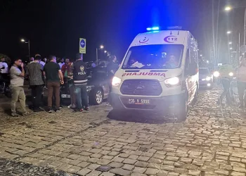 Göğsünden bıçaklanan polis ağır yaralandı