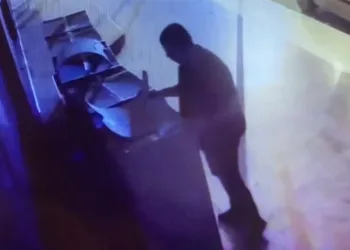 Paketli iki koli sandalye çaldı