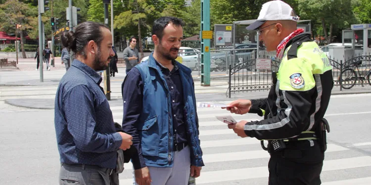 Kurallara uymayan yayalar kazaya davetiye çıkarıyor