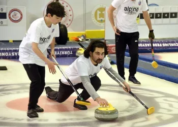 Kars’ta Curling heyecanı