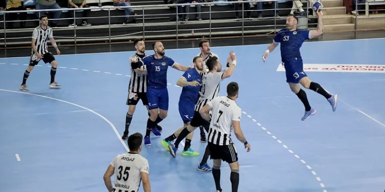 Beşiktaş’ı 36-33 yenen Sakarya Büyükşehir adını finale yazdırdı