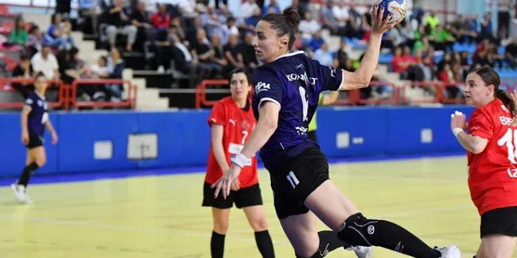 Konyaaltı Belediye SK Kadın Hentbol Takımı iddialı gitti