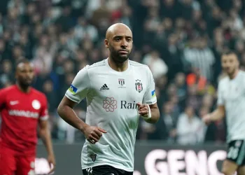 Beşiktaş’ın İngiliz futbolcusu Nathan Redmond: “Türk halkının gücünü gördünüz”