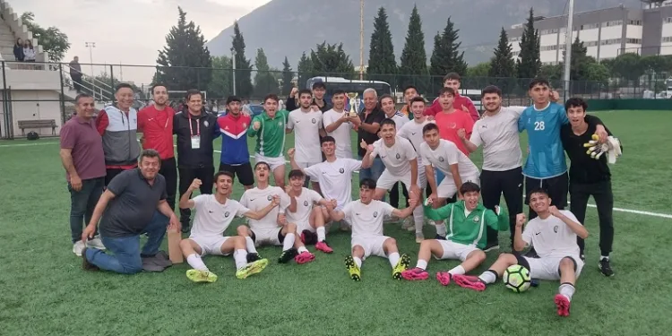 Salihli Belediyespor U17’de şampiyon