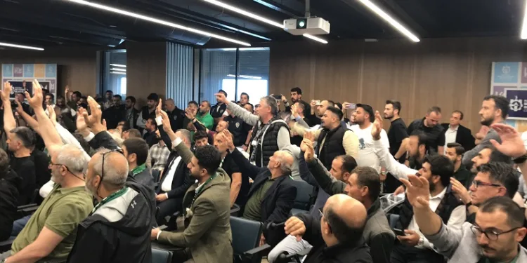 Gergin geçen mali genel kurulda Kocaelispor yönetimi ibra edildi