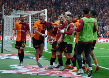Galatasaray 9 yıl sonra evinde Fenerbahçe’yi mağlup etti