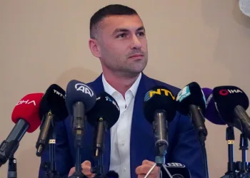Burak Yılmaz futbolu bıraktığını açıkladı