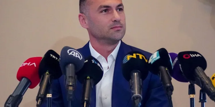 Burak Yılmaz futbolu bıraktığını açıkladı