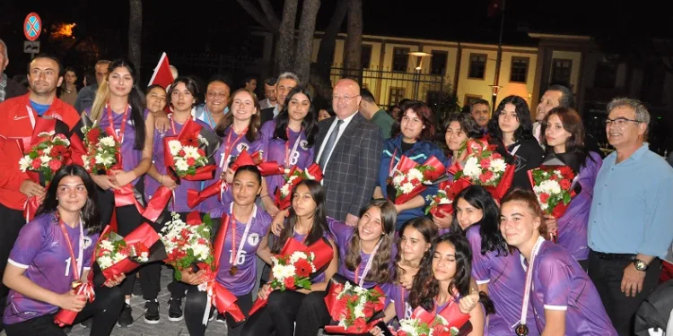 Menteşe Spor Lisesi Kız Hokey takımı Türkiye şampiyonu oldu