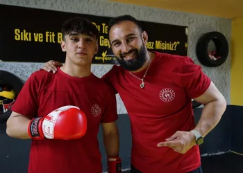 Zayıflamak için başladığı kick boksta dünya ikinci oldu