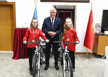 Balkan şampiyonu gençlere bisiklet hediyesi