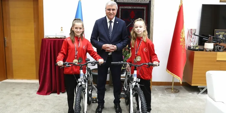Balkan şampiyonu gençlere bisiklet hediyesi