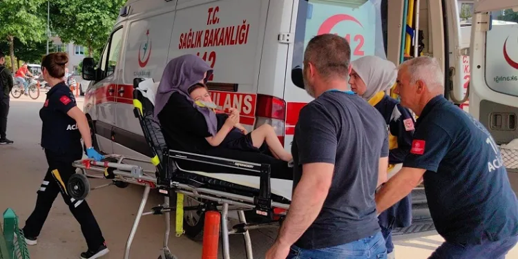 3. kattan düşen çocuk annesinin kucağında hastaneye getirildi
