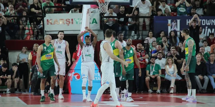 Pınar Karşıyaka, Ankara’da avantajı ele geçirdi