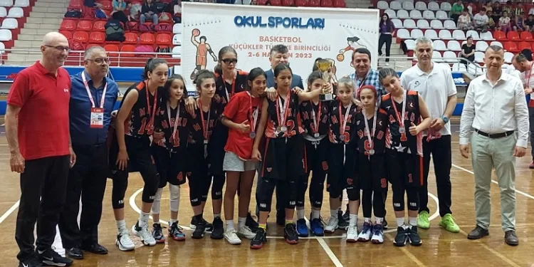 Macide Gazioğlu Ortaokulu’na Aydın’da iki kupa