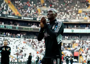 Atiba Hutchinson taraftarı ile vedalaştı
