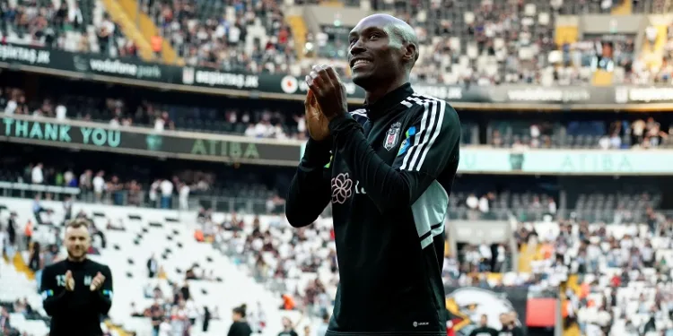 Atiba Hutchinson taraftarı ile vedalaştı