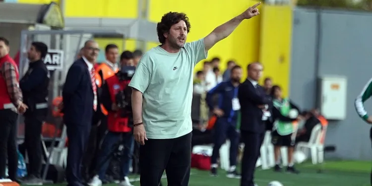 İstanbulspor Teknik Direktörü Fatih Tekke: “Ligde kaldığımız için çok mutluyuz”