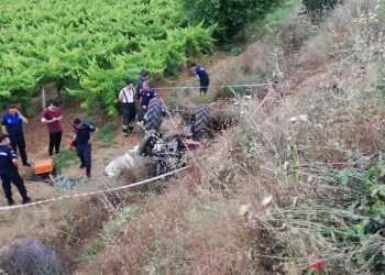 Traktör devrildi, hayatını kaybetti