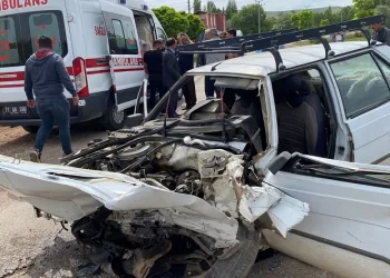 Tekerleği koptu, öğrenci servisine çarptı
