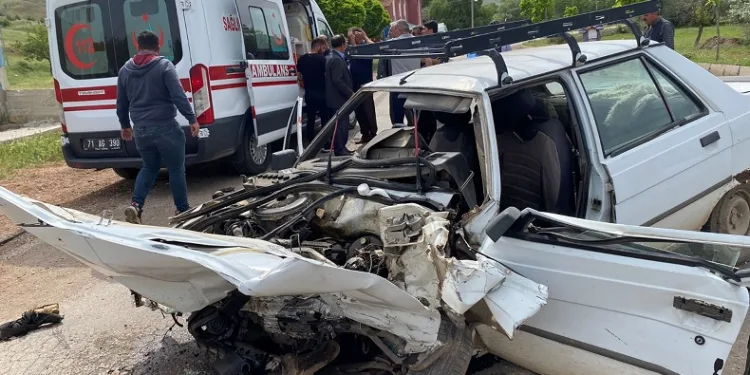 Tekerleği koptu, öğrenci servisine çarptı
