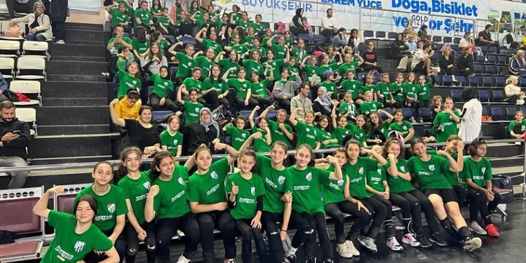 Alaağaç Spor voleybol şenliğinde esti geçti