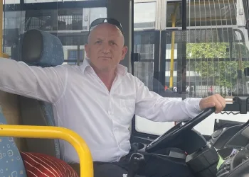 Otobüste bulduğu bin 700 doları şoföre teslim etti
