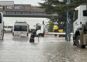 Eskişehir’de sağanak hayatı felç etti