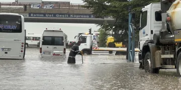 Eskişehir’de sağanak hayatı felç etti